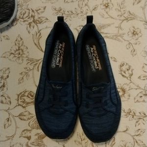 Women's Skechers air cooled memory foam sneakers size 7